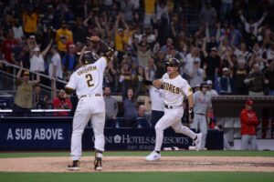 Mariners acquire Adam Frazier from Padres