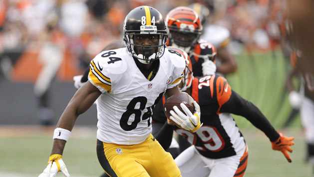 Dec 13, 2015; Cincinnati, OH, USA; Pittsburgh Steelers wide reciever Antonio Brown (84) runs the ball against Cincinnati Bengals cornerback Leon Hall (29) in the second half at Paul Brown Stadium. The Steelers won 33-20. Mandatory Credit: Mark Zerof-USA TODAY Sports