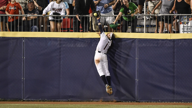Auburnsoftballcatch