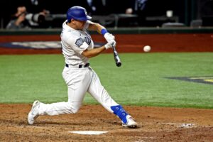 Dodgers agree to 2-year deal with C Austin Barnes