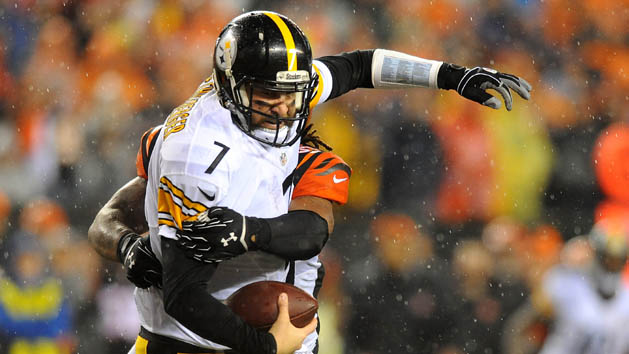 Jan 9, 2016; Cincinnati, OH, USA; Cincinnati Bengals outside linebacker Vontaze Burfict (55) sacks Pittsburgh Steelers quarterback Ben Roethlisberger (7) during the third quarter in the AFC Wild Card playoff football game at Paul Brown Stadium. Mandatory Credit: Christopher Hanewinckel-USA TODAY Sports
