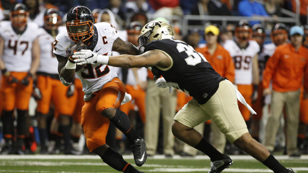 Dec 29, 2016; San Antonio, TX, USA; Oklahoma State Cowboys running back Chris Carson (32) runs the ball against the defense of Colorado Buffaloes linebacker Rick Gamboa (32, right) during the second half at Alamodome. Photo Credit: Soobum Im-USA TODAY Sports