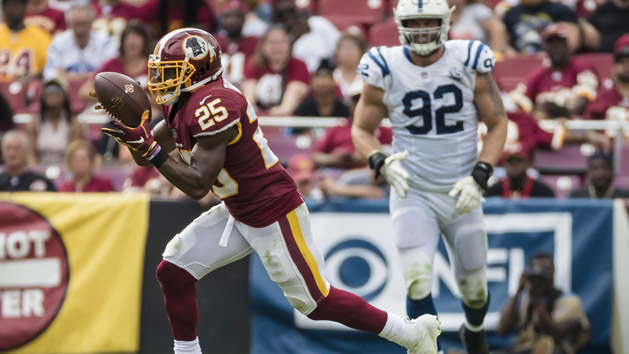 Nov 12, 2017; Landover, MD, USA; Washington Redskins running back Chris Thompson (25) runs as Minnesota Vikings linebacker Eric Kendricks (54) attempt to bring him down during the first quarter at FedEx Field. Photo Credit: Tommy Gilligan-USA TODAY Sports