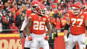 Chiefs clinch No. 1 seed with victory over Raiders