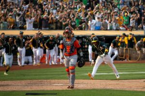 A’s lose SS Elvis Andrus to fractured fibula