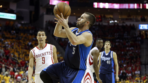 J.J. Barea will stay with the Mavericks. (Troy Taormina-USA TODAY Sports)