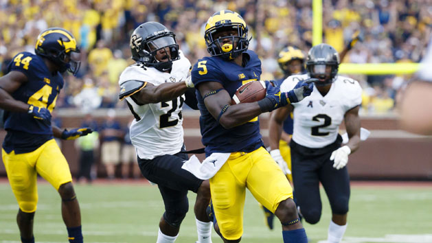 Sep 10, 2016; Ann Arbor, MI, USA; Michigan Wolverines linebacker Jabrill Peppers (5) runs the ball on a punt return in the second quarter against the UCF Knights at Michigan Stadium. Photo Credit: Rick Osentoski-USA TODAY Sports