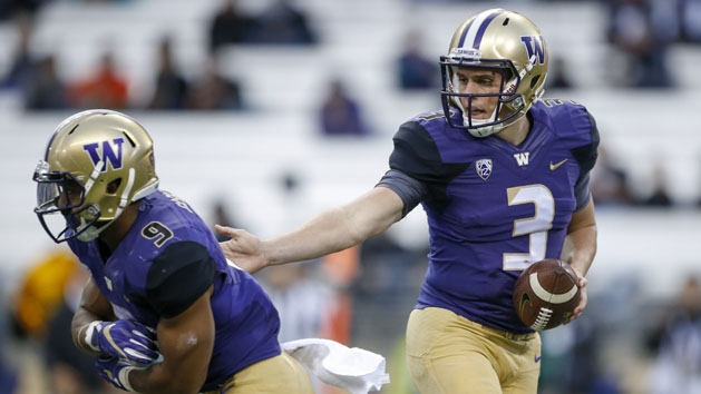 Sep 17, 2016; Seattle, WA, USA; Washington Huskies quarterback Jake Browning (3) fakes a hand off to running back Myles Gaskin (9) against the Portland State Vikings during the third quarter at Husky Stadium. Washington won 41-3. Photo Credit: Jennifer Buchanan-USA TODAY Sports