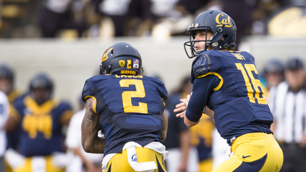 Sep 12, 2015; Berkeley, CA, USA; California Golden Bears quarterback Jared Goff (16) hands off to running back Daniel Lasco (2) in the game against San Diego State Aztecs in the 4th quarter at Memorial Stadium. Mandatory Credit: John Hefti-USA TODAY SportsCalifornia Golden Bears won 35-7