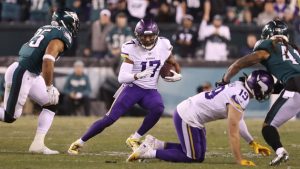 Panthers sign WR Wright to 3-year deal