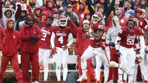 Mixon, Mayfield lead Sooners past Cowboys