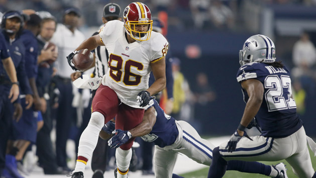 Nov 24, 2016; Arlington, TX, USA; Washington Redskins tight end Jordan Reed (86) runs the ball against Dallas Cowboys strong safety J.J. Wilcox (27) in the first quarter at AT&T Stadium. Photo Credit: Tim Heitman-USA TODAY Sports