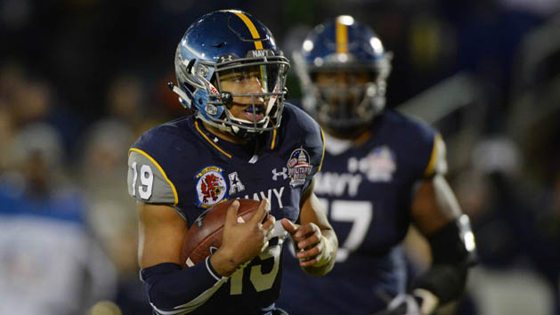 Dec 28, 2015; Annapolis, MD, USA; Navy Midshipmen quarterback Keenan Reynolds (19) rushes for his third touchdown of the game in the fourth quarter against the Pittsburgh Panthers at Navy-Marine Corps. Stadium. Mandatory Credit: Tommy Gilligan-USA TODAY Sports