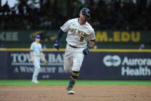 Braves sign C Manny Pina to two-year deal