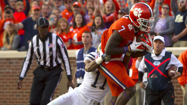 Nov 12, 2016; Clemson, SC, USA; Clemson Tigers wide receiver Mike Williams (7) carries the ball while Pittsburgh Panthers defensive back Dane Jackson (11) attempts the tackle during the first half at Clemson Memorial Stadium. Photo Credit: Joshua S. Kelly-USA TODAY Sports