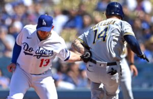 Dodgers’ Muncy leaves game with wrist injury