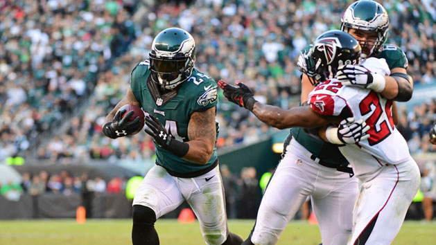 Sep 19, 2016; Chicago, IL, USA; Philadelphia Eagles running back Ryan Mathews (24) scores a touchdown in front of Chicago Bears cornerback Tracy Porter (21) during the second half at Soldier Field. Philadelphia won 29-14. Photo Credit: Dennis Wierzbicki-USA TODAY Sports