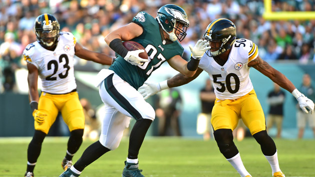Sep 25, 2016; Philadelphia, PA, USA; Philadelphia Eagles tight end Brent Celek (87) gains yardage against Pittsburgh Steelers inside linebacker Ryan Shazier (50) during the second quarter at Lincoln Financial Field. Photo Credit: Eric Hartline-USA TODAY Sports