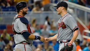 Pierzynski agrees to stay with Braves