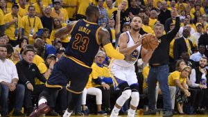 Curry, Durant help Warriors rout Cavs in Game 1