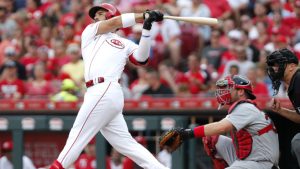 Mariners acquire Winker, Suarez from Reds