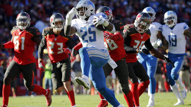 Dec 10, 2017; Tampa, FL, USA;Detroit Lions running back Theo Riddick (25) runs past Tampa Bay Buccaneers middle linebacker Kwon Alexander (58) to score a touchdown during the second half at Raymond James Stadium. Photo Credit: Kim Klement-USA TODAY Sports