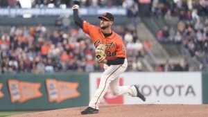 Rampaging Giants shoot for sweep of Cubs