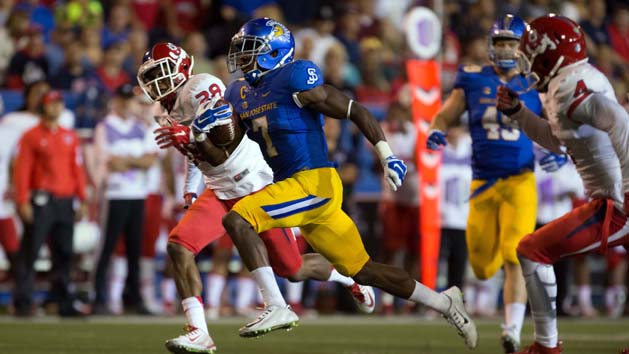 Sep 26, 2015; San Jose, CA, USA; San Jose State Spartans running back Tyler Ervin (7) runs for a touchdown against the Fresno State Bulldogs during the third quarter at Spartan Stadium. Mandatory Credit: Kelley L Cox-USA TODAY Sports