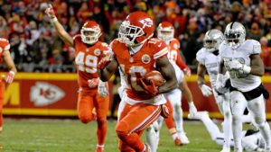Chiefs KO Raiders, seize control of AFC West