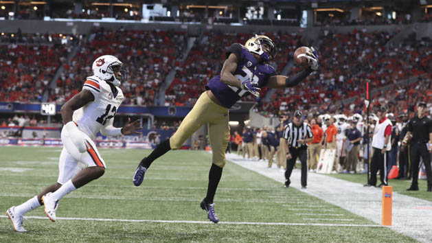 Sep 1, 2018; Atlanta, GA, USA; Washington Huskies wide receiver Quinten Pounds (21) makes a touchdown catch against Auburn Tigers defensive back Jamel Dean (12) in the second quarter at Mercedes-Benz Stadium. Photo Credit: Jason Getz-USA TODAY Sports