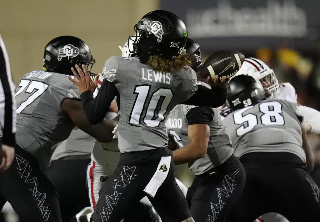 Colorado Buffaloes quarterback Julian Lewis (10).